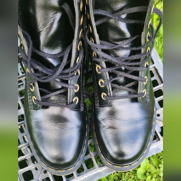 Dr Martens, size 9, vegan leather - Picture 2 of 6